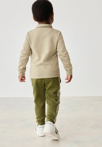 Baker by Ted Baker JOGGERS SET REGULAR FIT - Pikkade varrukatega topp - khaki green