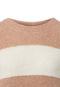 Gebreid sweater met een ronde halslijn, zachte textuur en een gestreept ontwerp in lichte perzik- en roomkleuren.