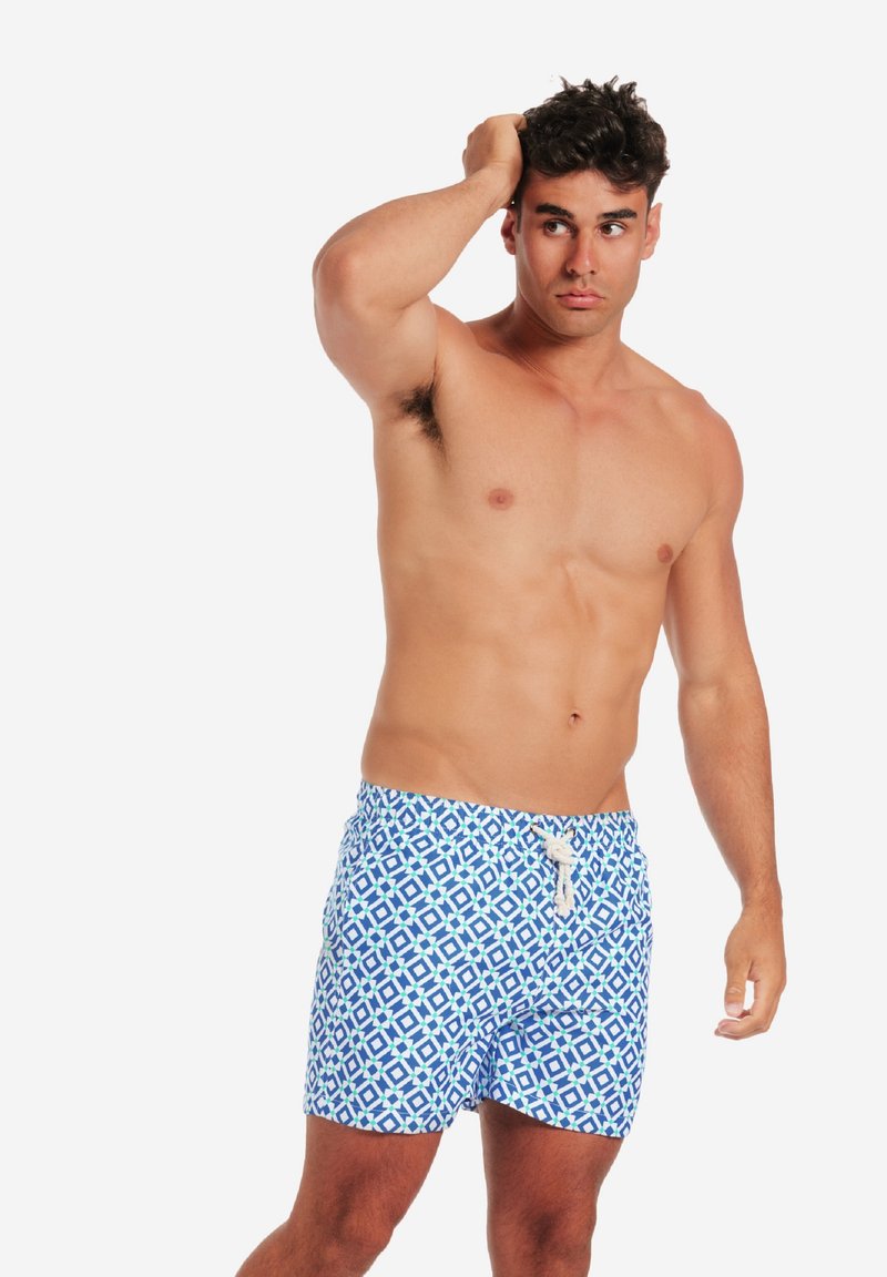 Herren-Badehose mit einem geometrischen blau-weißen Muster, aus leichtem Stoff, mit einem elastischen Bund und Kordelzug.