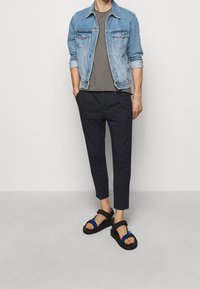 DRYKORN Chino kalhoty - dark blue