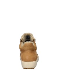 Sneaker in pelle scamosciata marrone con fodera in pelliccia sintetica, suola in gomma bianca e passante sul tallone. La vista posteriore mostra una finitura liscia e cuciture dettagliate.