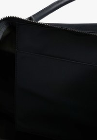 Schwarze Nylon-Tasche mit glatter Innenfläche, ausgestattet mit einem Reißverschluss, einer einzelnen Tasche und dezenten Stichdetails.