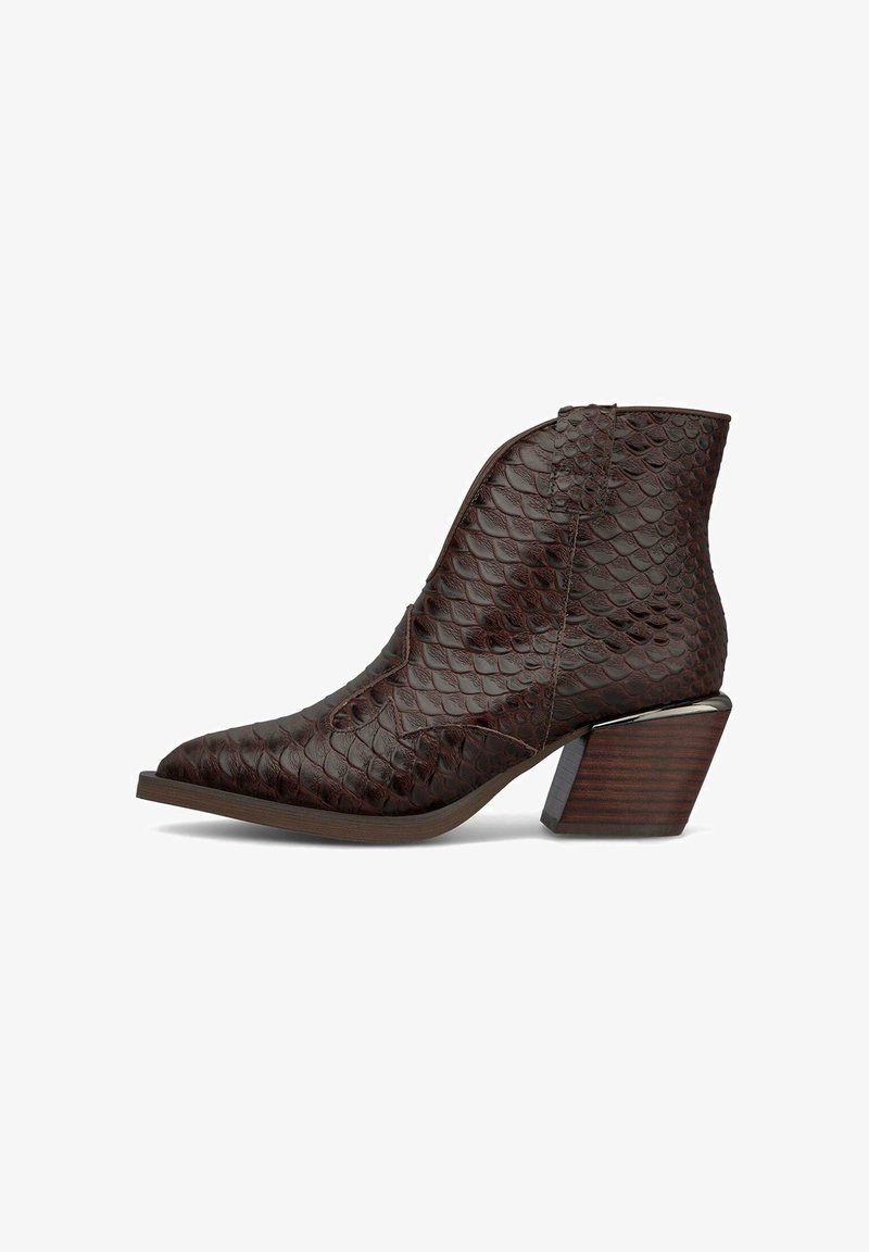 Botín de cuero marrón hasta el tobillo con un patrón de escamas texturizado, punta afilada y un tacón de madera apilada con un acento metálico.
