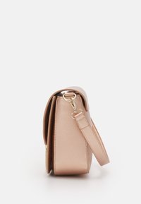 Τσάντα χειρός από ροζ χρυσό, με υφή δέρματος, σε δομημένο σχήμα, ρυθμιζόμενη ζώνη και κούμπωμα από χρυσό υλικό. Η πλευρική όψη αναδεικνύει το βάθος και το σχέδιο.