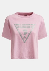 Rosa, kurz geschnittenes T-Shirt mit einem silbernen, dreieckigen Guess-Logo, kurzen Ärmeln und einem runden Ausschnitt.