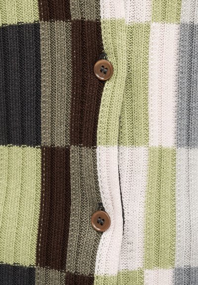 Κοντινό πλάνο πολύχρωμου πλεκτού υφάσματος με κάθετη ραβδώσεις και οριζόντιες ρίγες σε πράσινο, καφέ, γκρι, λευκό, και δύο καφέ κουμπιά.