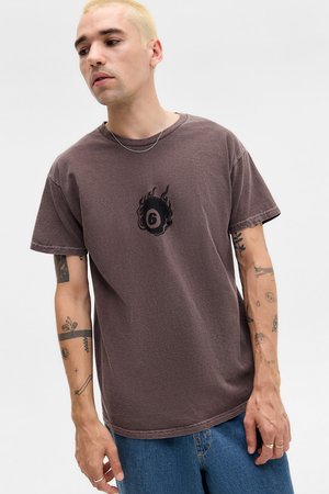 T-shirt marron à manches courtes en coton, avec un motif "6" entouré de flammes noires sur la poitrine. Coupe décontractée avec des coutures visibles.