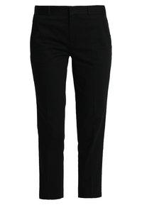 Pantalones negros a medida, hechos de una tela suave. Presentan un ajuste slim, piernas rectas, bolsillos laterales y un diseño de frente plano.