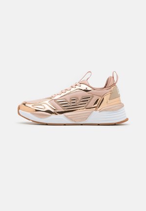 Low-top sneaker in metallic roségoud met mesh-stof, vetersluiting aan de voorkant, gewatteerde witte zool en logodetails aan de zijkant en hiel.