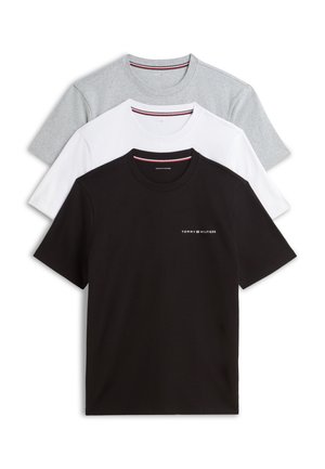 Trzy złożone koszulki z krótkim rękawem w kolorze czarnym, białym i szarym, z małym logo Tommy Hilfiger na czarnej koszulce na piersi.