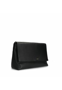 Schwarze Leder-Clutch mit Klappverschluss, strukturiertem Oberflächenmaterial und goldfarbenem Logo-Akzent. Kompakte, rechteckige Form ohne Riemen.