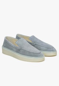 Grijze suède instap schoenen met een ronde neus en een contrasterende witte zool. Het ontwerp heeft subtiele stiksels en geen zichtbare beslag.