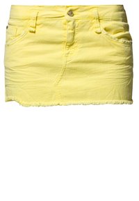 Žlutá džínová mini sukně s designem pěti kapes, roztrhaným lemem a předním zapínáním na knoflík. Hladká textura a neformální styl vhodný pro teplé počasí.
