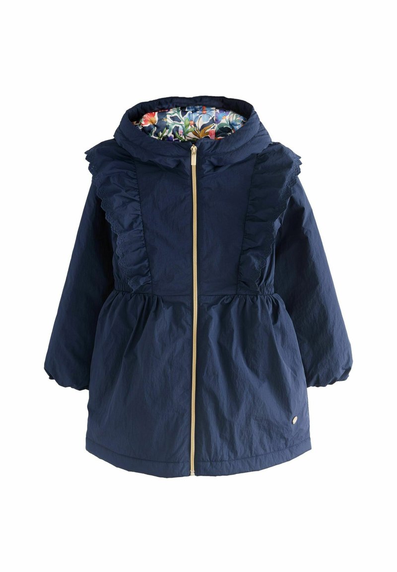 Giacca con cappuccio blu navy con rifiniture a volant, zip dorata e foderatura floreale. Presenta polsini elasticizzati e una vita arricciata per una silhouette definita.
