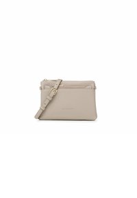 Beige leren crossbody tas met een gestructureerde afwerking, twee ritscompartimenten, een verstelbare schouderband en een subtiel logo dat op de voorkant is gedrukt.