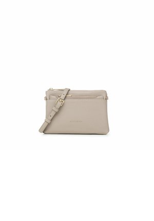 Beige leren crossbody tas met een gestructureerde afwerking, twee ritscompartimenten, een verstelbare schouderband en een subtiel logo dat op de voorkant is gedrukt.