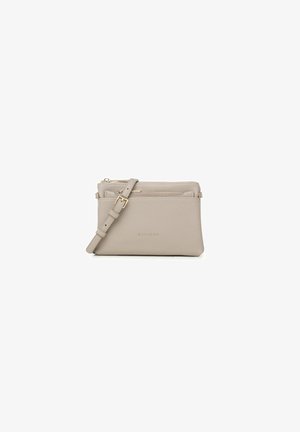 Sac bandoulière en cuir beige avec une finition texturée, deux compartiments zippés, une bandoulière ajustable et un logo subtil embossé à l'avant.