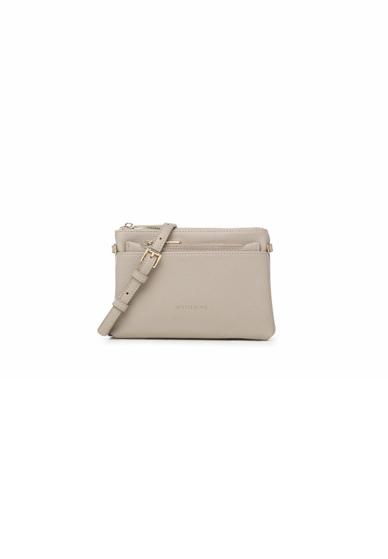 Beige leren crossbody tas met een gestructureerde afwerking, twee ritscompartimenten, een verstelbare schouderband en een subtiel logo dat op de voorkant is gedrukt.
