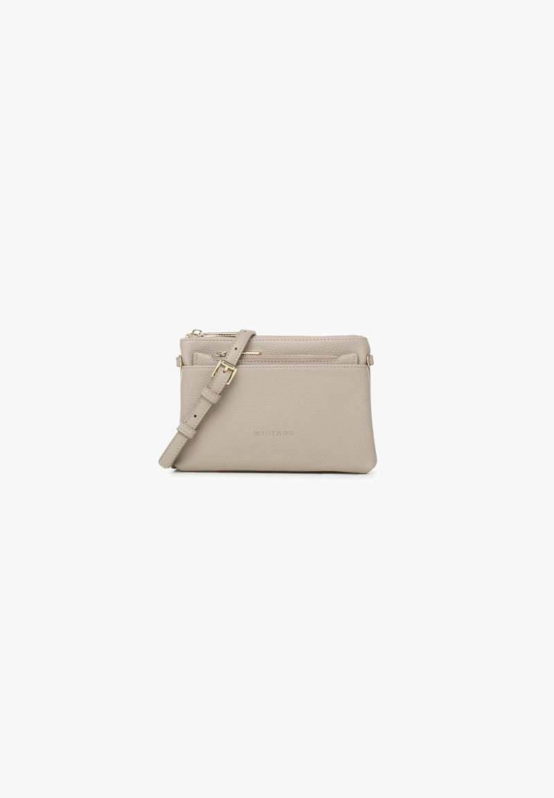Bolso cruzado de cuero beige con un acabado texturizado, dos compartimentos con cremallera, correa ajustable y un sutil logo grabado en la parte frontal.