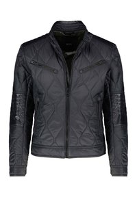 Mustat vuoratut takit, jossa on pystykaulus, vetoketjulliset taskut sekä teksturoidut olka- ja hiho-paneelit. Valmistettu kevyestä, kiiltävästä kankaasta.