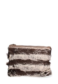Clutch in pelliccia a strisce beige e marrone con zip superiore; texture morbida, forma rettangolare e motivo a bande distintivo.
