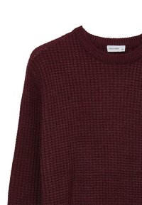 Burgunderfarbener Strickpullover mit Rippstruktur, Rundhalsausschnitt und langen Ärmeln. Das Etikett zeigt "CALLIOPE" mit Größenangabe L.