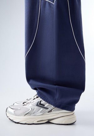 Bershka MULTI-PIECE  - Športni copati - silver coloured