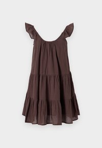 Robe marron sans manches avec bretelles volantées et jupe à volants à plusieurs niveaux sur fond uni.
