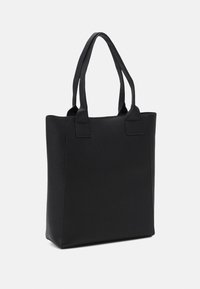 Czarna torba na ramię wykonana z fakturowanej skóry. Posiada dwie mocne rączki i minimalistyczny design w prostokątnym kształcie.