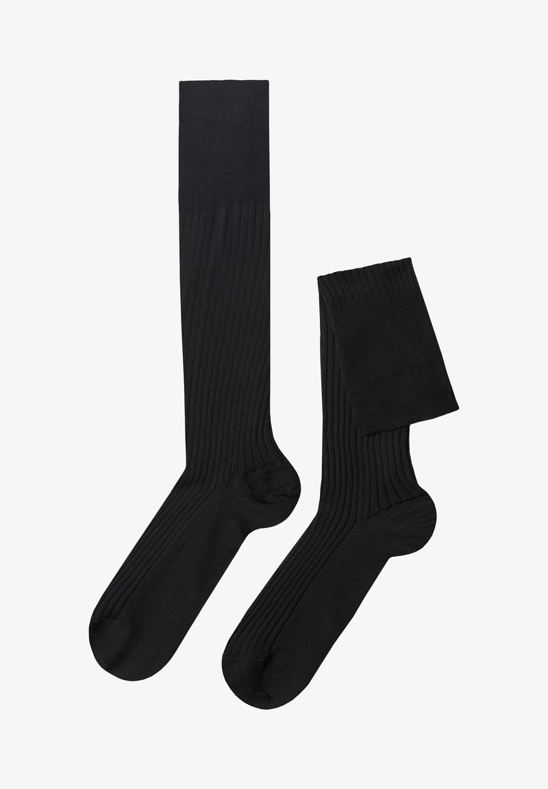 Schwarze gerippte Socken mit glatter Textur, ausgestattet mit einem hohen Bündchen und einem kürzeren Paar. Hergestellt aus einem flexiblen, leichten Material.