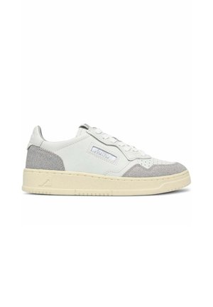 Lavtop sneaker med hvidt læderoverdel, lysegrå ruskind detaljer på tå og hæl, beige sål og mærkepatch på siden.