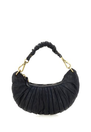 Borsa a mezzaluna nera con design in pelle plissettata, manico arricciato, chiusure in metallo dorato e chiusura superiore con cerniera.