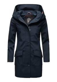 Marineblaue wasserdichte Jacke mit großer, faltbarer Kapuze, Frontreißverschluss, zwei Fronttaschen mit Klappen und strukturiertem Stoff für zusätzliche Haltbarkeit.
