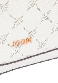 Biała torebka o teksturowanej powierzchni z wzorem w jasnoszare wzory. Złoty detal w postaci logo "JOOP!" z przodu oraz gładka, kontrastowa podstawa.