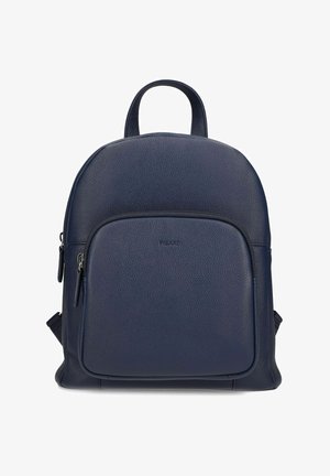 Mochila de cuero azul marino con bolsillo frontal con cremallera, asa superior y correas de hombro ajustables.