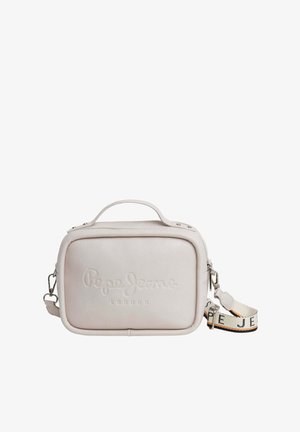 Bolso de piel rosa claro con forma rectangular, superficie texturizada, asa superior y correa ajustable con un patrón de logo.
