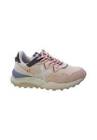 Scarpe atletiche leggere con tomaia in materiali misti beige e blu, dettagli rosa, mesh testurizzato e suole robuste per una buona aderenza.