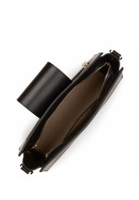 Borsa in pelle nera, forma rettangolare, chiusura con zip, scomparti interni. Texture liscia con un design monocolore. Interno foderato.