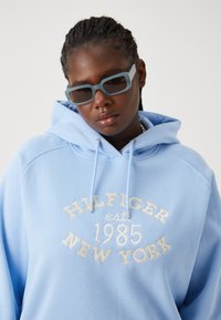 Tommy Hilfiger Curve VARSITY HOODIE - Melegítőfelső - vessel blue