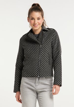 Schwarz-weiße gemusterte Jacke mit Reißverschluss vorne, umgeschlagenem Kragen und zwei Seitentaschen; strukturierter Stoff mit tailliertem Design.