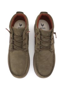 Zapatos de ante marrón con puntera redonda, con cordones marrones, forro interior rojo, diseño minimalista y suela texturizada.