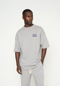 Multiply Apparel - T-shirt z nadrukiem
