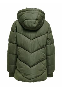 Tamsiai žalia pūsta striukė su kapišonu, pasižyminti chevron siuvinėjimais, elastingomis rankogaliais ir minkšta tekstūra, sukurta šilumai ir komfortui.