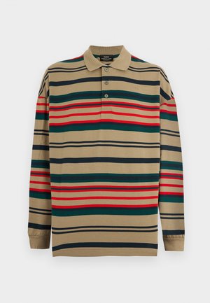 Polo de manga larga beige con rayas horizontales en verde, rojo y negro, y tres botones en el cuello.