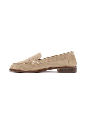 Mocassin en daim beige avec un petit talon empilé marron, des détails cousus et une bride classique à liseré sur le dessus.