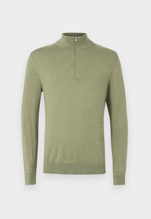 Šviesiai alyvuogių žalia ilgomis rankovėmis megztinis su pusiau užtrauktuku priekyje ir imitaciniu apykaklės dizainu, pateiktas ant vientisos baltos foninės.