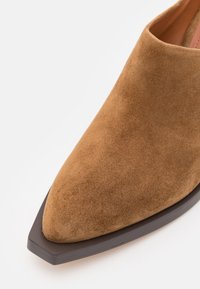 COACH PALOMA MULE - Pantofle na podpatku - coconut