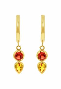 Orecchini dorati caratterizzati da due pietre rosse rotonde e una pietra giallo a goccia. Il design include una superficie liscia e lucida e una chiusura semplice.