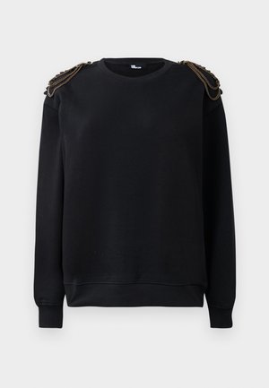 Czarna bluza z długimi rękawami, okrągłym dekoltem i skomplikowanymi detalami łańcuchowymi na ramionach. Miękka tekstura i luźny krój.