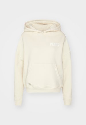 Kremfarget hettegensere laget av myk stoff, med en frontlomme, en hette med snøring, og teksten "PEQUS" i hvitt på brystet.